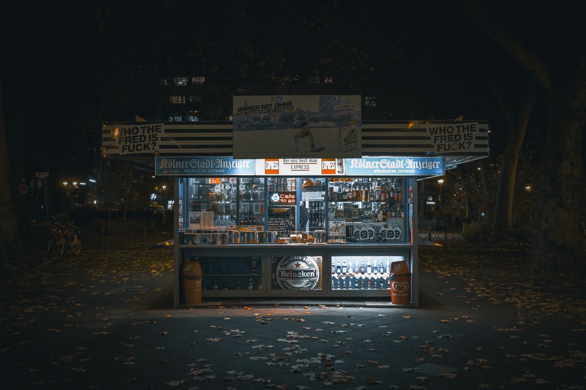 Ein Bild eines freistehenden Kiosks in Köln bei Nacht.